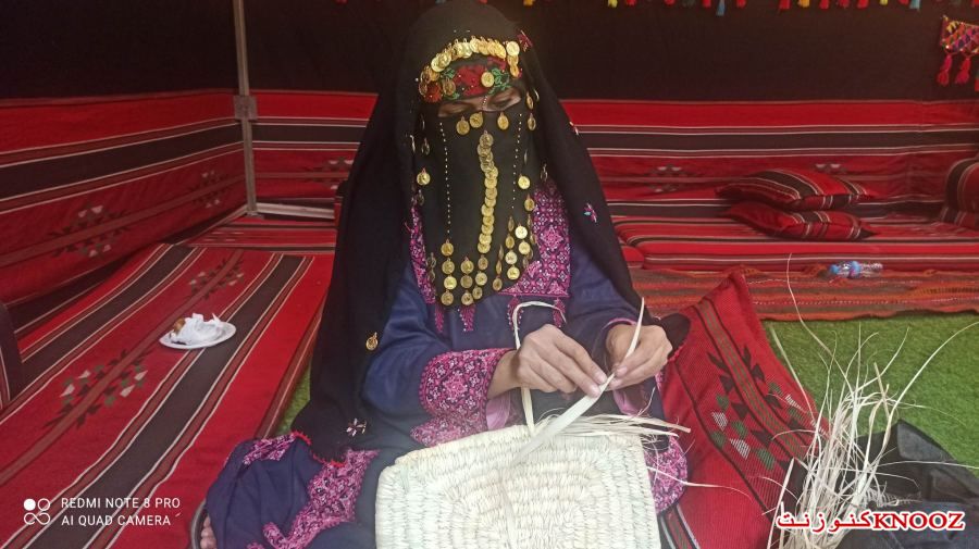 افتخار يوسف تعيد صناعة السلال الملونة من سعف النخيل